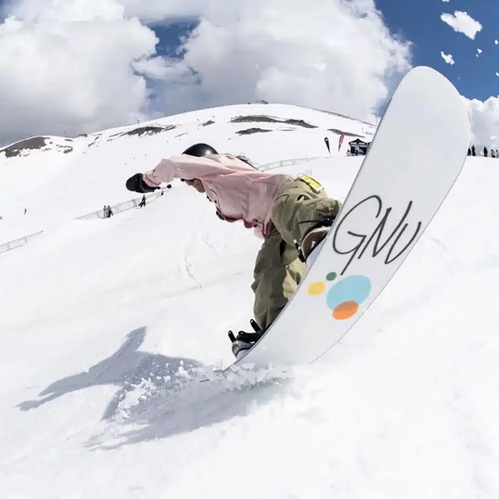 Snowboarder mit Bataleon-Board auf der Piste